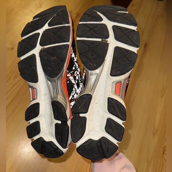 Like new ASICS men’s sneakers size 11 👟 - Picture 5 of 9